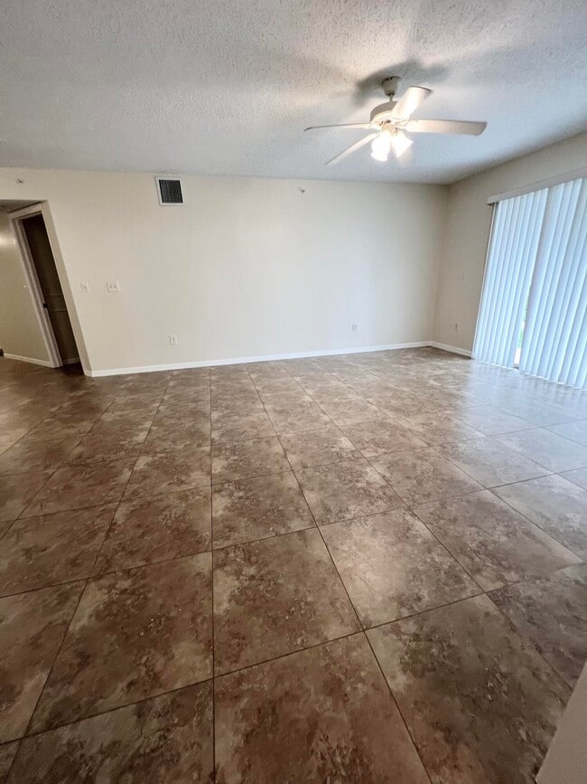 Building Photo - 1100 Crestwood Ct S