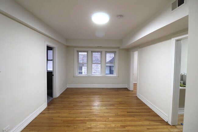 Building Photo - 6307 N Mozart St