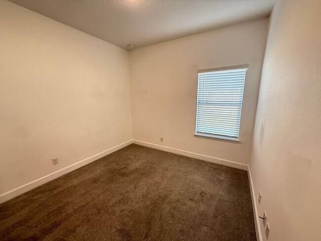 Building Photo - 5/4 Spacious Lake County Home