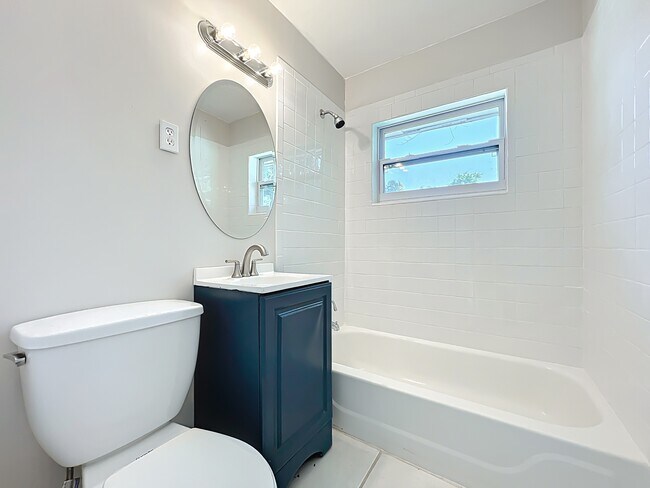 Building Photo - 1424 Pineda St