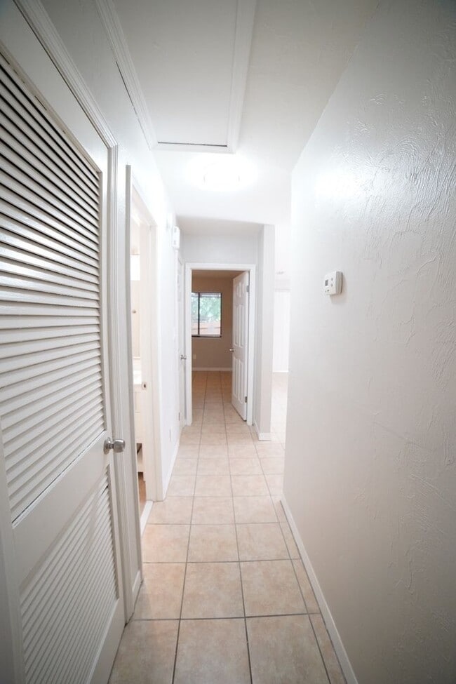 Building Photo - 2 bed / 1 bath Townhome on Tharpe