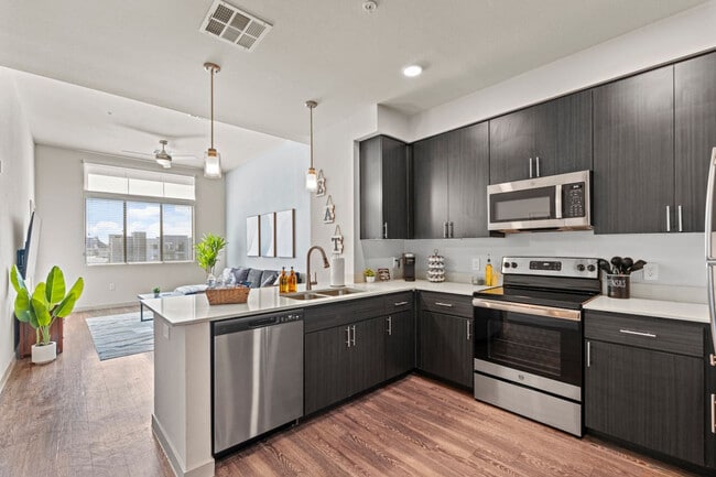 Building Photo - 711 W Broadway Rd