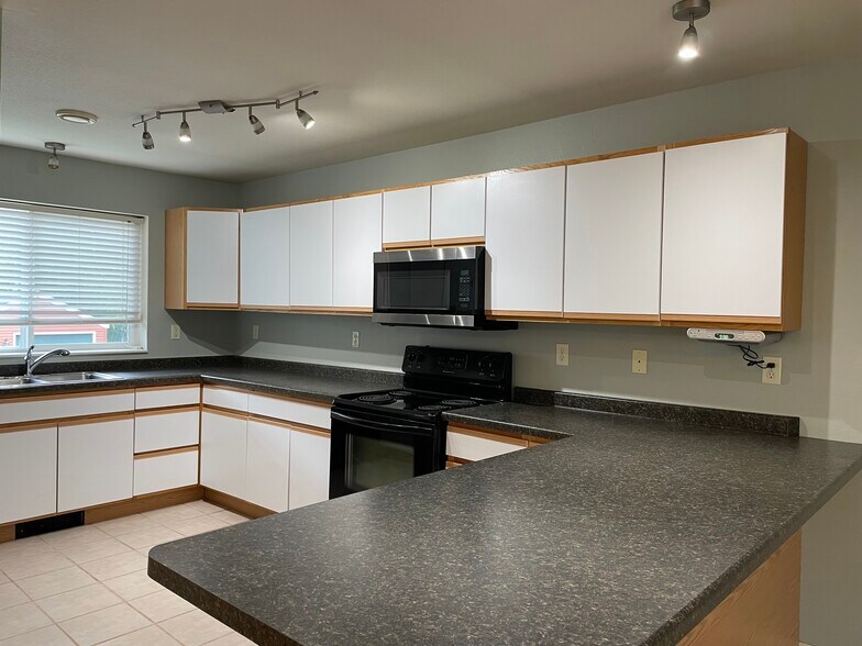 Unit 2 - 5185 Samuelson Rd