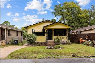 Building Photo - Cozy and Beautifully Renovated 3 Bedroom 2...