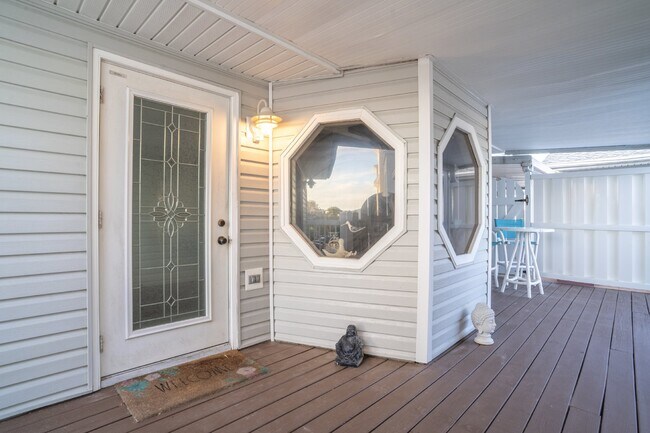 Building Photo - Gorgeous 2/2 condo at Indian Shores
