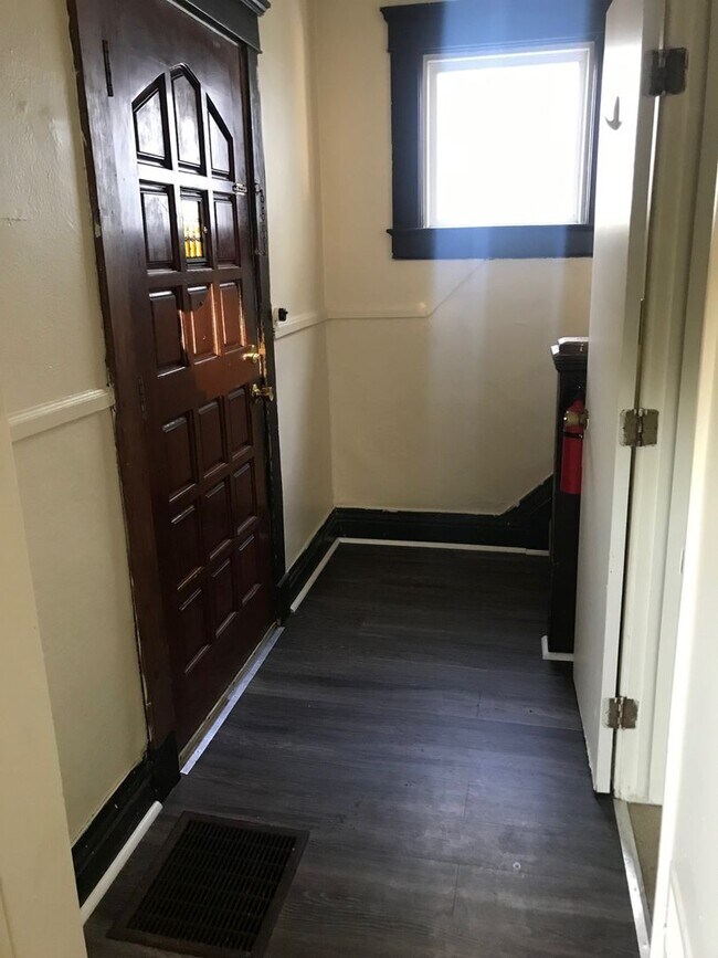 Building Photo - Spacious 5 bedroom house Centrally located to U of M Campus