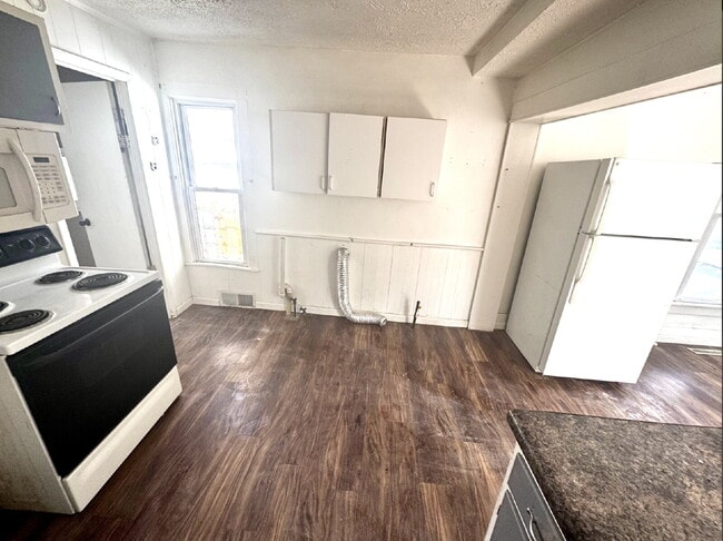 Building Photo - Affordable 3-bedroom, 1.5-bath, 2-story home!