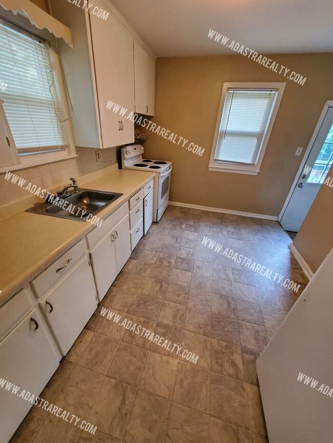 Building Photo - 2 Bedroom Waldo Charmer!!-Available in AUG...