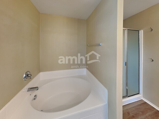 Building Photo - 4020 Hanna Rose Ln