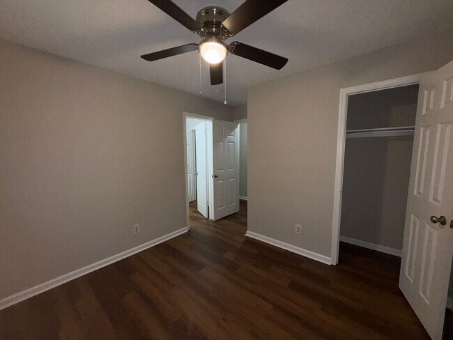 Building Photo - Fully Renovated 2 bed/ 2 bath Duplex! Available Now!