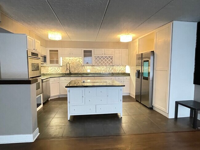 Building Photo - 1301 N Western Ave