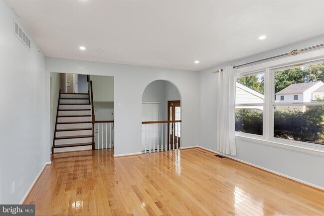 Building Photo - 18 Lakeview Dr