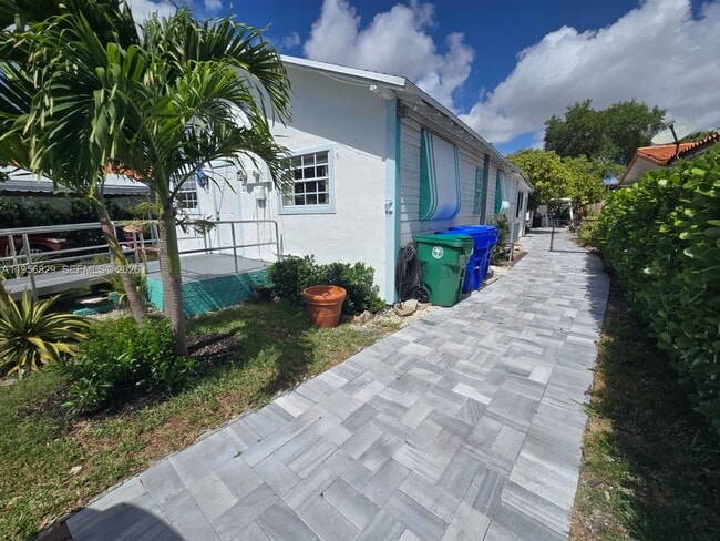 Building Photo - 3083 SW 17th St