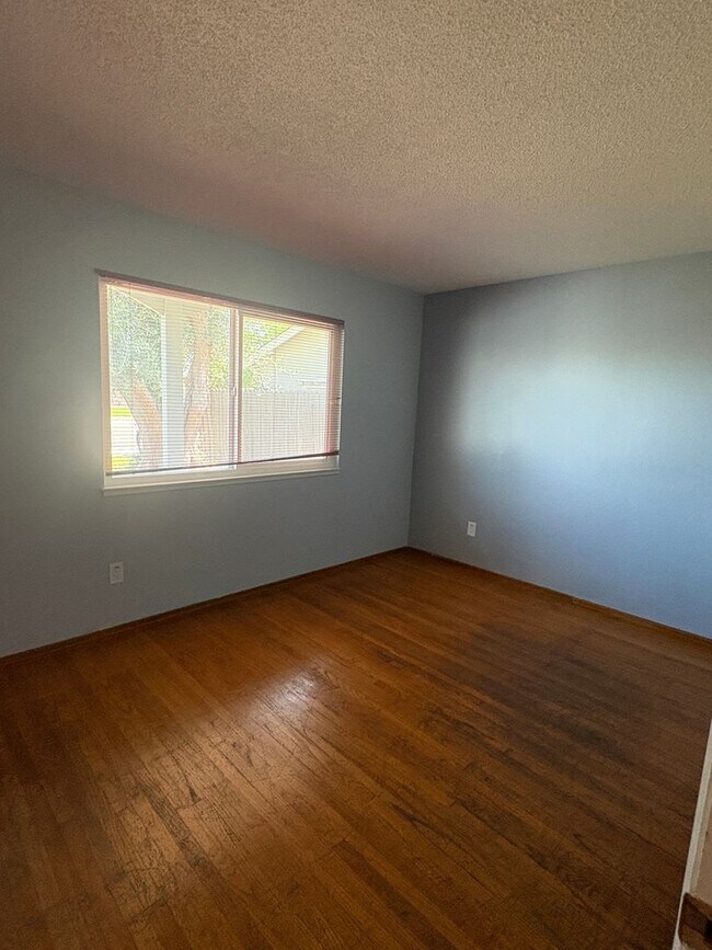 Building Photo - 3046 Notre Dame Dr