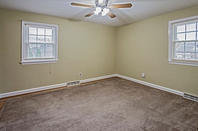 Building Photo - Lovely Colonial Home in Sharpley