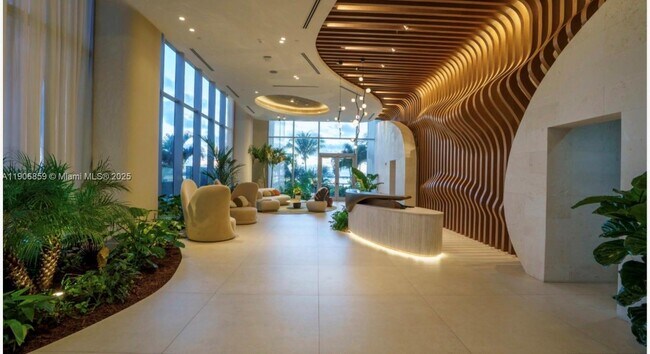 Building Photo - 700 NE 24th St