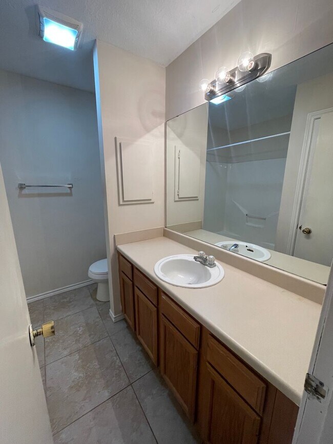 Building Photo - END OF JULY 2025 PRE-LEASE!  Spacious 3 Be...