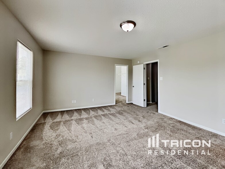 Building Photo - 10955 Woods Dr