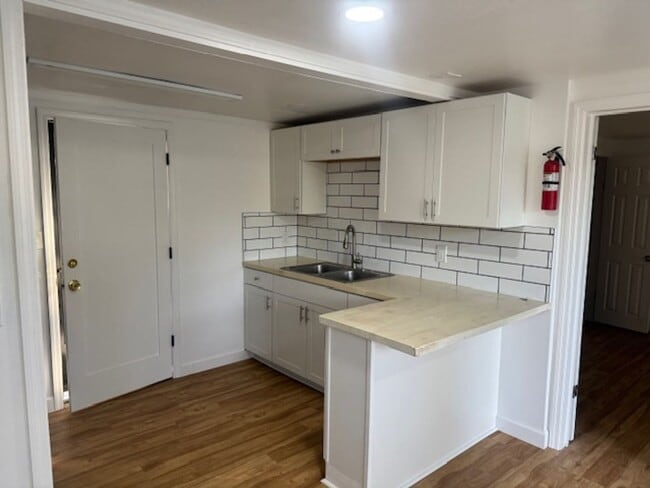 Building Photo - Recently Renovated 1/1 Cozy cottage with water included**