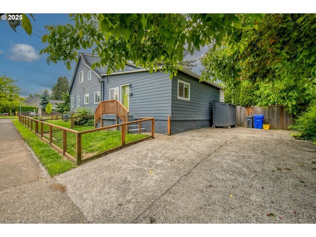 Building Photo - 1174000