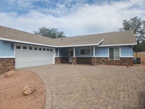 Building Photo - Beautiful 3 Bed / 2 Bath New Site Built Ho...