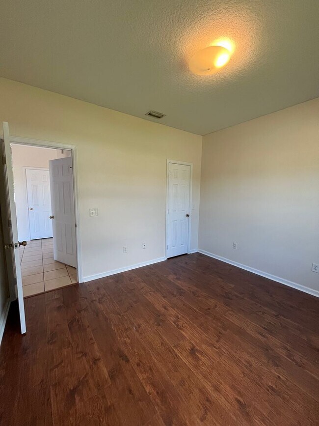 Building Photo - 204 Royal Palms Ave