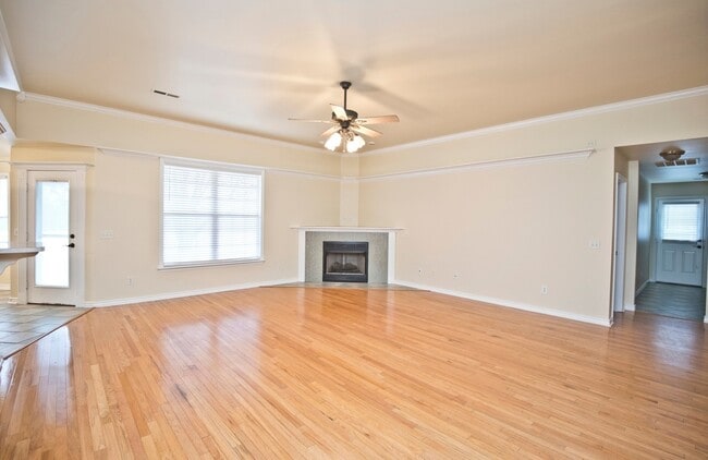 Building Photo - ***402 NE Shasta Court***