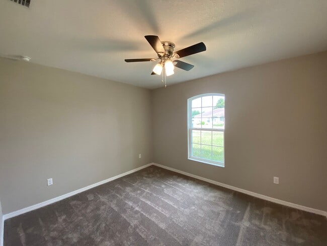 Building Photo - Desirable SE Ocala neighborhood 3/2/2 ** Wont Last**