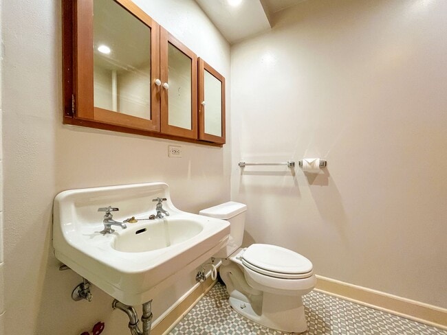 Building Photo - Charming 1bd/1bth U-District Condo, $1,550...