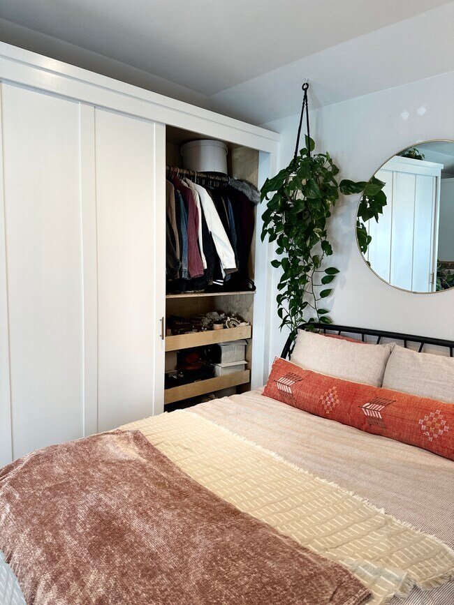 Building Photo - 2933 Midvale Ave