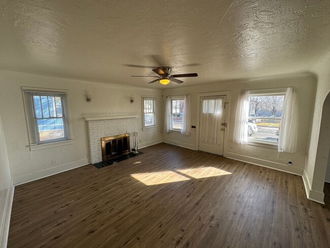 Building Photo - Centrally located 2 bedroom house