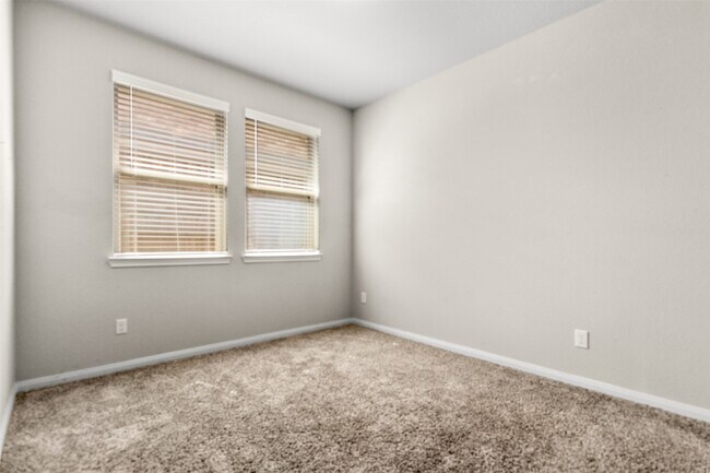 Building Photo - 25008 Calais New Ct