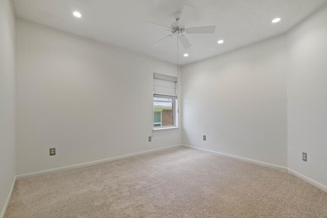 Building Photo - Spacious 4BR House in Austin