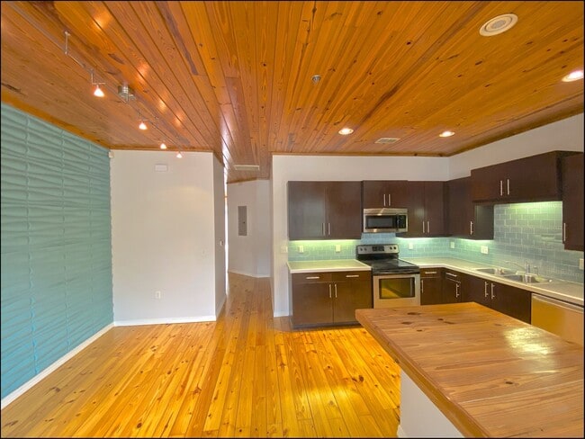 Building Photo - Stunning and Unique Luxury Town Home for Rent in the heart of sought after SODO!