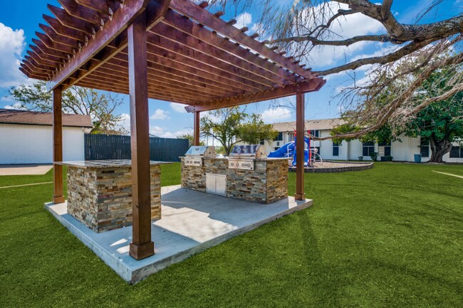 Building Photo - 834 Timberlake Dr