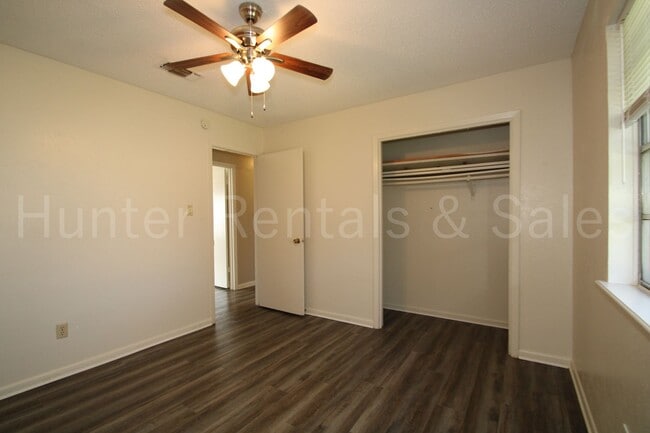 Building Photo - Cove Charmer!