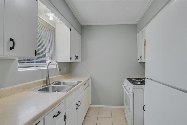 Building Photo - 1811 Magnolia Dr