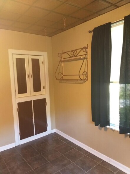 Building Photo - 41 Sylvia Ave