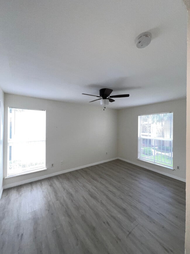 Building Photo - 899 Riverside Dr