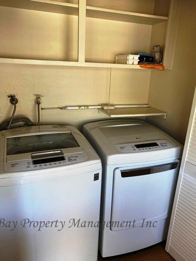 Building Photo - Rent Reduced! 3 bedroom Creekside townhouse, off Highway 68