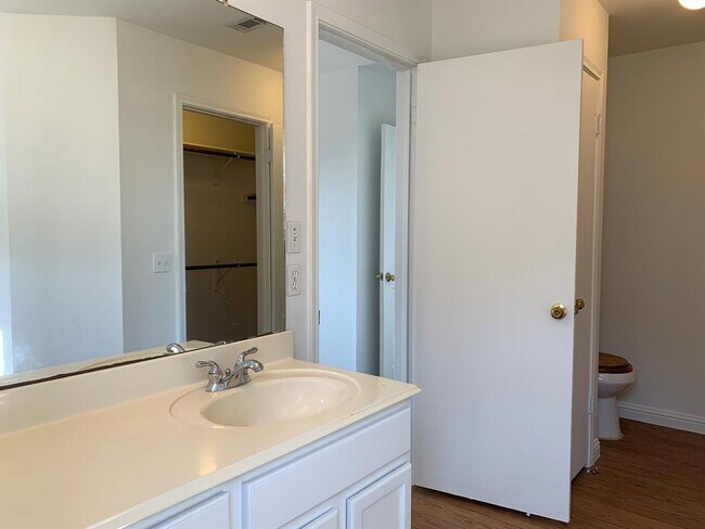 Building Photo - 210 Evergreen Cir