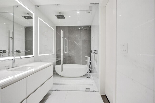 Building Photo - 300 Biscayne Blvd Way