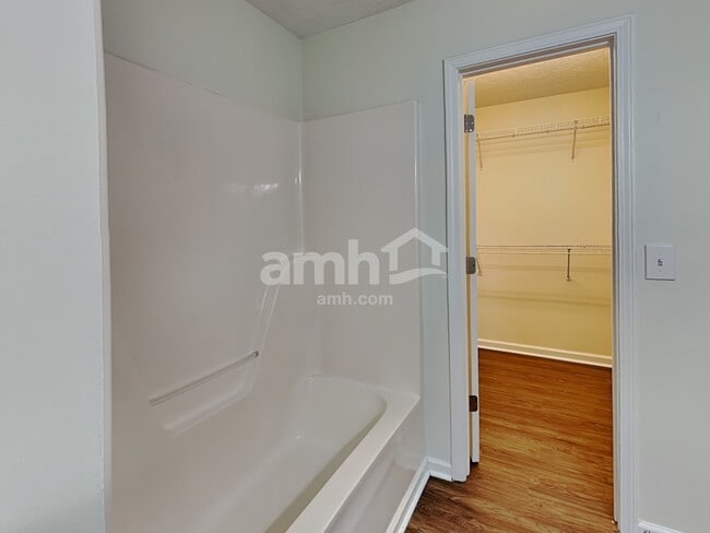 Building Photo - 1507 Killarney Dr