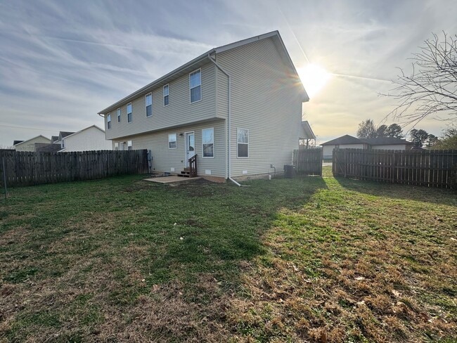 Building Photo - Spacious 3 bedroom, 2.5 bathroom Duplex