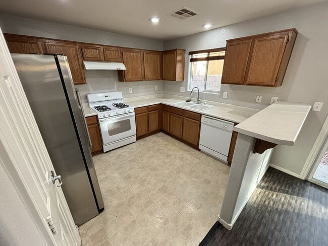 Building Photo - Gorgeous 3Bed/2.5Bath/2Car, 2-Story Home located in Spring Valley- $300 Off Move in Fees!