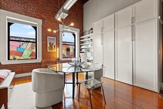 Building Photo - 49 Munroe St