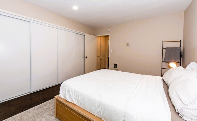 Building Photo - 6001 Canterbury Dr