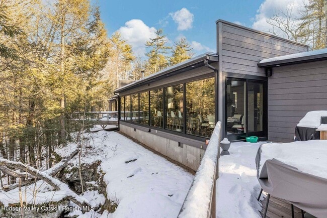 Building Photo - 70 Raybrook Dr