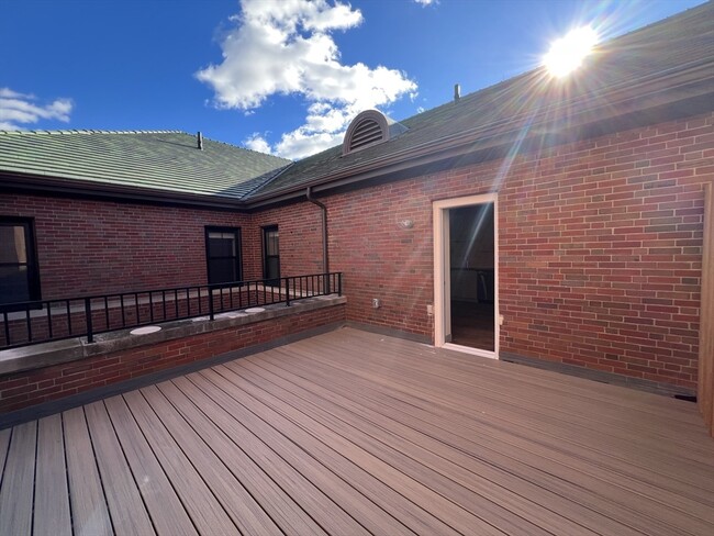 Building Photo - 160 Seabury St