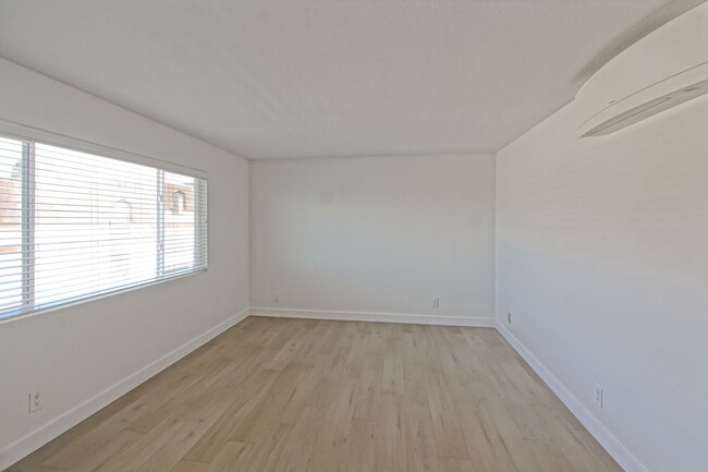 Building Photo - Recently Updated, Top-Floor 2BR2BA Condo i...